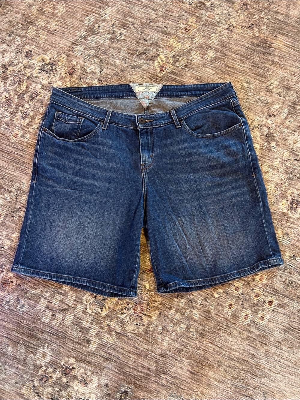 Levi’s Women’s 8” Bermuda Denim Shorts Dark Wash Stretch Blue Jean Shorts Sz 18